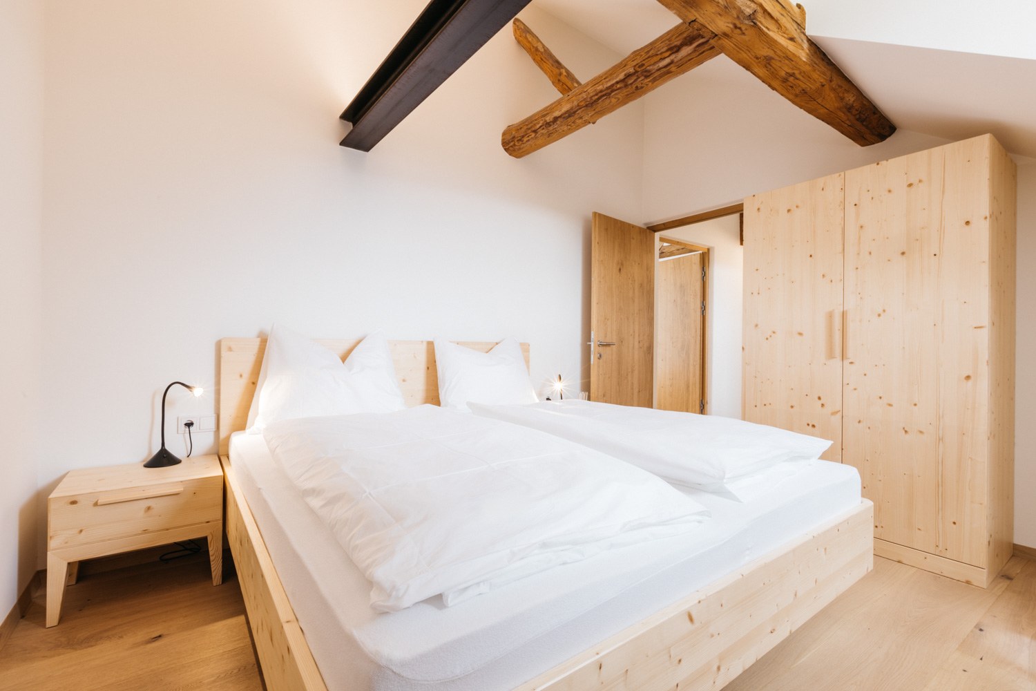 Schlafzimmer mit Holzbalken in der Dachwohnung