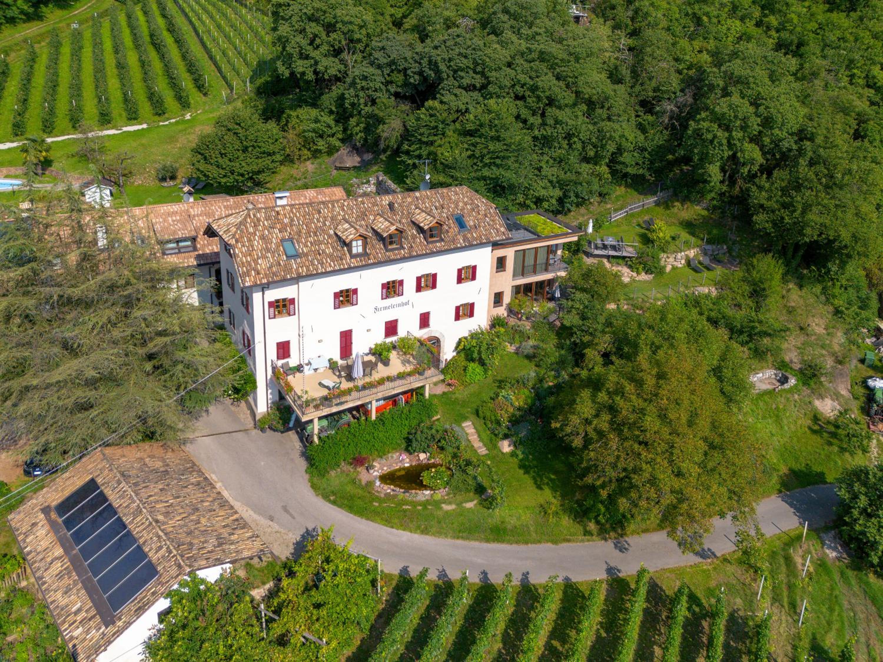 Firmeleinhof aus der Luft mit Terrasse, Garten und umliegenden Weinbergen