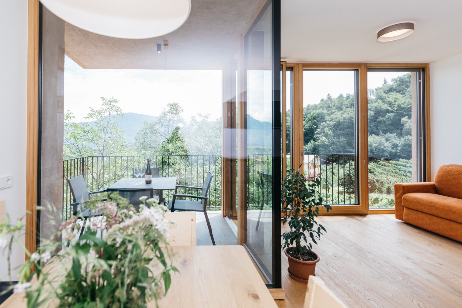 Wohnbereich mit Glasfront und Blick ins Grüne